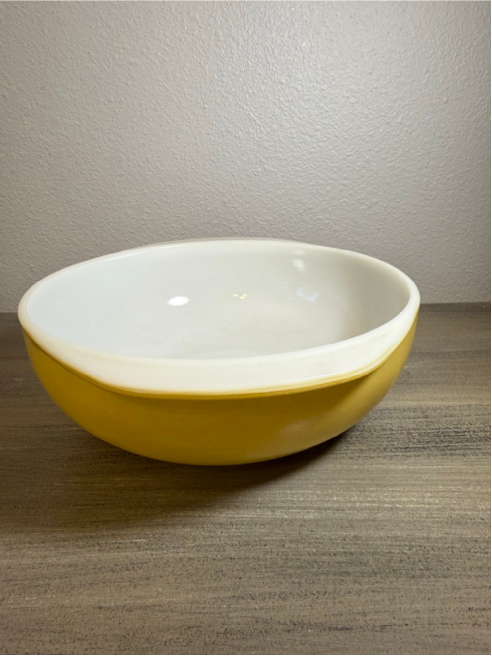 VINTAGE PYREX CASSEROLE DISH #024 2 QT Golden Yellow Pre-owned no lid - Picture 2 of 13